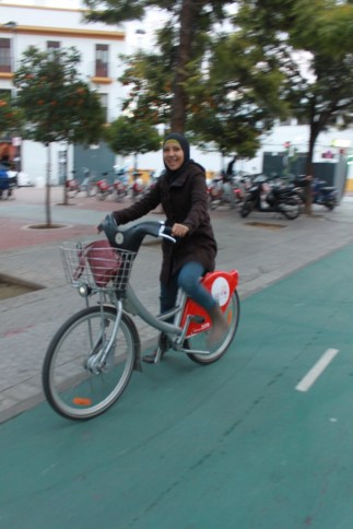*Abaikan tampangnya yang girang* Enaknya bersepeda di Sevilla adalah bebas hambatan karena sudah disediakan jalur khusus (berwarna hijau) bersebelahan dengan jalur pejalan kaki.