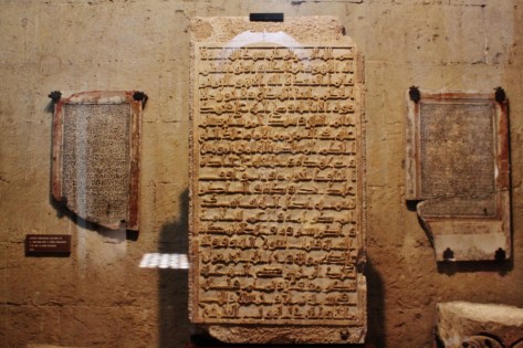 Kaligrafi yang dipamerkan di dalam Mezquita