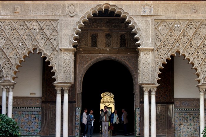 Fasad yang mengelilingi The Courtyard Maiden, Khas Arsitektur Islam