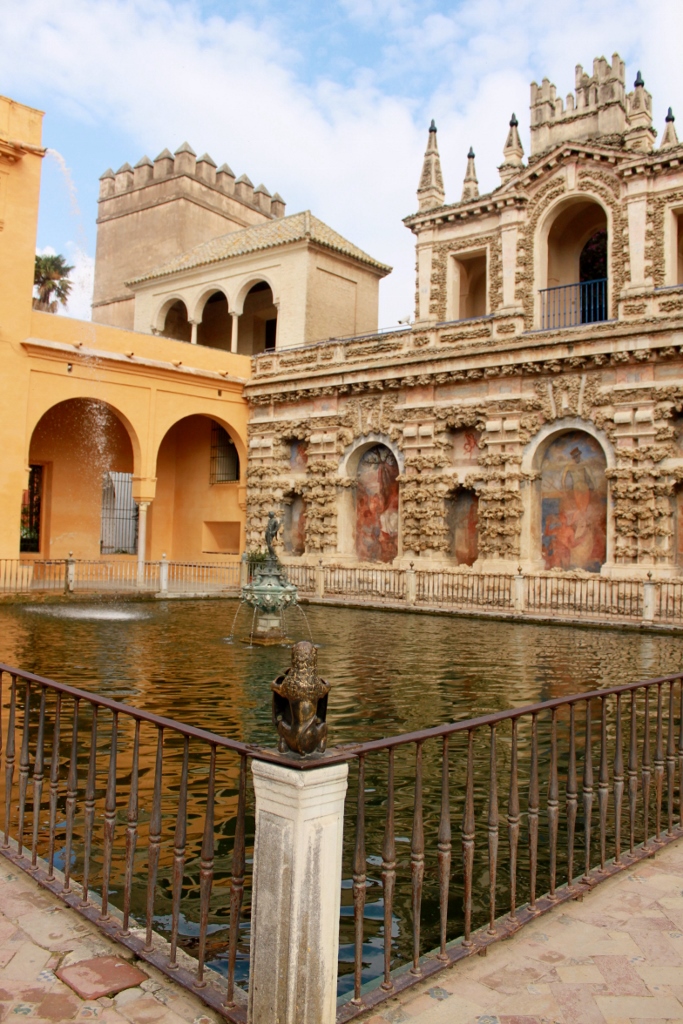 Perpaduan arsitektur Islam (kiri atas) dan Gothic (kanan)