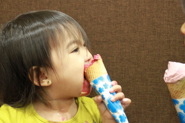 3 hari setelah disapih.. dapat hadiah eskrim :)