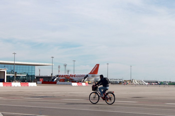 Bersepeda Melewati Landasan Pacu Pesawat