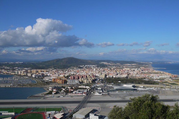 Memandang Spanyol di balik lintasan pesawat dan bandara Gibraltar
