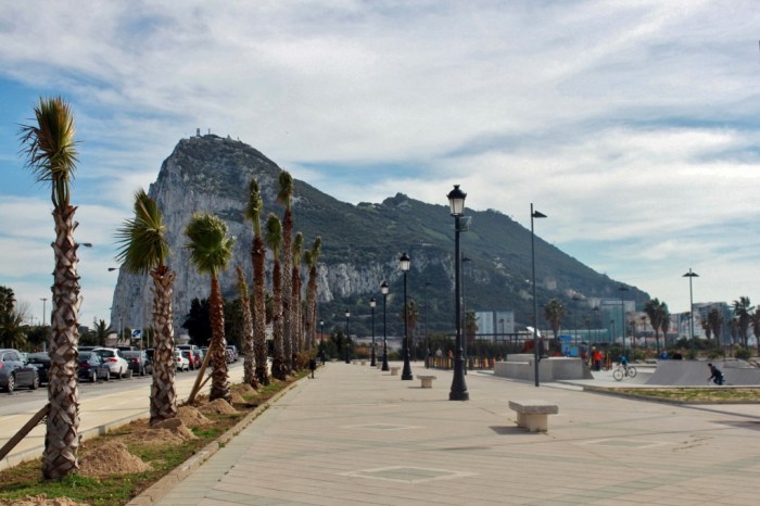 Rock of Gibraltar atau Jabal Tariq dilihat dari La Linea, Spanyol