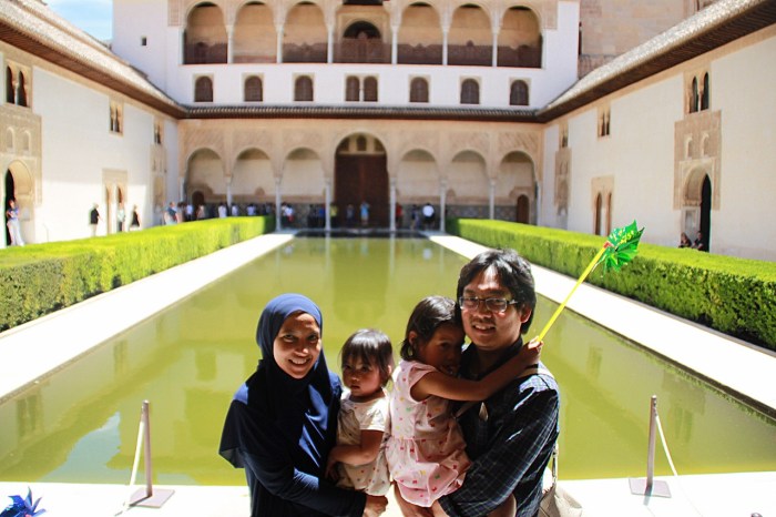 Berfoto di depan Alhambra.jpg
